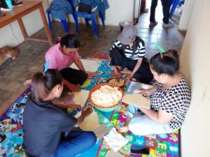 Mahasiswa Kimia FST UNWIRA Jadi Instruktur Pengolahan Singkong Dalam “live in” OMK Paroki Pada