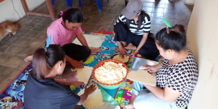 Mahasiswa Kimia FST UNWIRA Jadi Instruktur Pengolahan Singkong Dalam “live in” OMK Paroki Pada