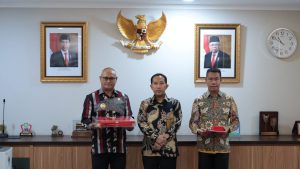 Bupati Lembata Terima Duplikat Bendera Pusaka