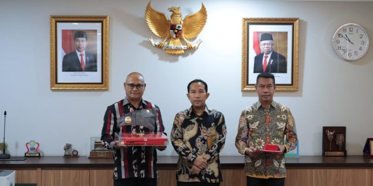 Bupati Lembata Terima Duplikat Bendera Pusaka