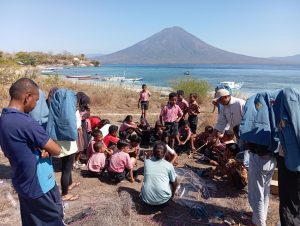 Wujudkan P5, Mahasiswa Kimia FST UNWIRA Latih Murid SDN Waijarang Produksi Garam