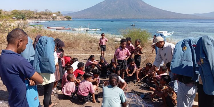 Wujudkan P5, Mahasiswa Kimia FST UNWIRA Latih Murid SDN Waijarang Produksi Garam
