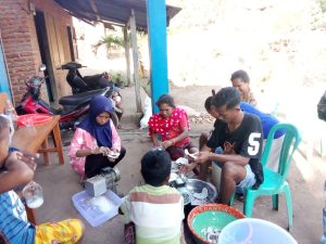 Mahasiswa KKN Prodi Kimia FST UNWIRA Kupang Latih Warga Waijarang Produksi VCO