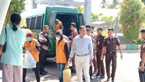 Kejari Lembata Terbangkan 5 Tersangka Korupsi ke Rutan Kupang