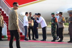 Gubernur NTT Sambut Presiden Jokowi di Tangga Pesawat