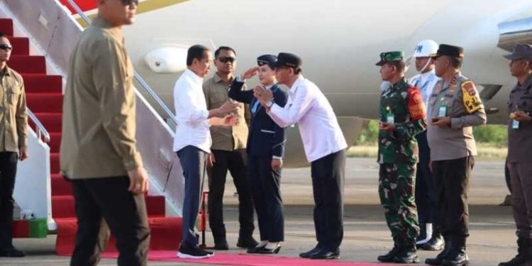 Gubernur NTT Sambut Presiden Jokowi di Tangga Pesawat