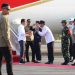 Gubernur NTT Sambut Presiden Jokowi di Tangga Pesawat