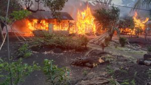 Konflik Adonara, Rumah Warga dibakar Satu Meninggal Empat Masuk UGD Tertembak Senjata Rakitan
