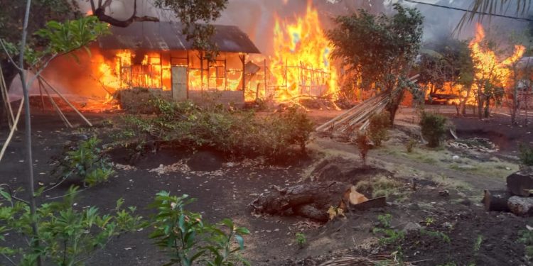 Konflik Adonara, Rumah Warga dibakar Satu Meninggal Empat Masuk UGD Tertembak Senjata Rakitan