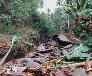 Akses Jalan Lewokurang Putus,  Aktivitas Warga Lumpuh