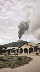 Warga Australia Donasi Korban Letusan Gunung Lewotobi di Kabupaten Flores Timur