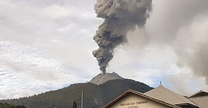 Warga Australia Donasi Korban Letusan Gunung Lewotobi di Kabupaten Flores Timur