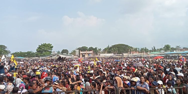 Puluhan Ribu Warga Hadiri Kampanye Akbar Paket JOSS di Gelora Samador