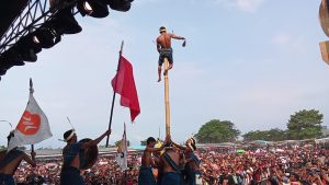 Tarian Tua Reta Lou Memeriahkan Kampanye Paket JOSS di Gelora Samador Sikka