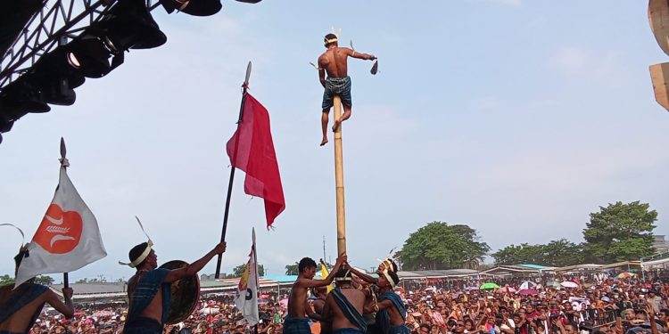 Tarian Tua Reta Lou Memeriahkan Kampanye Paket JOSS di Gelora Samador Sikka