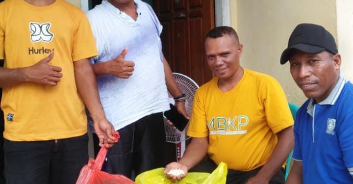 Gerady Tukan Bagi Bibit Jagung Pulut ; Ajak ‘Jagung Pulut-kan’ Lembata