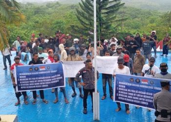 Aksi Demo di Kejari Lembata : “Proses Hukum Tersangka dinilai Subyektif “
