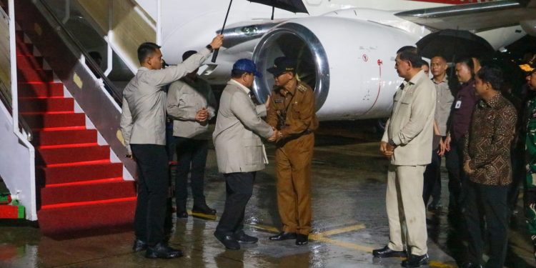 Gubernur NTT Jemput Presiden Prabowo di Bandara El Tari Kupang