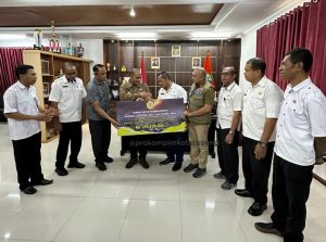 Penjabat Walikota Kupang Linus Lusi Serahkan Bantuan Korban Erupsi Lewotobi