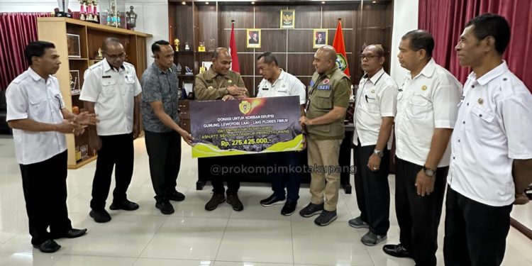 Penjabat Walikota Kupang Linus Lusi Serahkan Bantuan Korban Erupsi Lewotobi