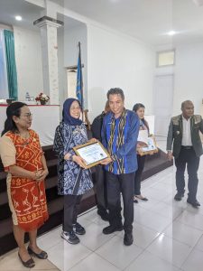 Penjabat Walikota Kupang Serahkan Piagam Penghargaan Pelayanan Publik