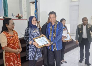 Penjabat Walikota Kupang Serahkan Piagam Penghargaan Pelayanan Publik