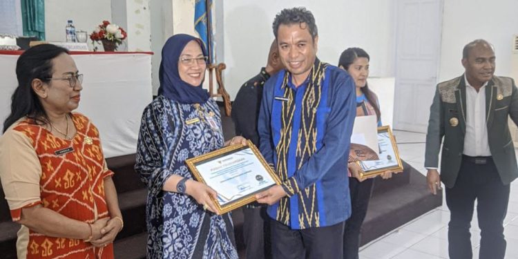 Penjabat Walikota Kupang Serahkan Piagam Penghargaan Pelayanan Publik