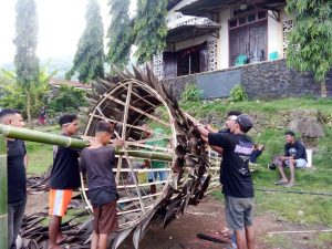 Orang Muda Katolik Kreasi Pohon Natal Pelepah Kelapa