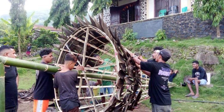 Orang Muda Katolik Kreasi Pohon Natal Pelepah Kelapa