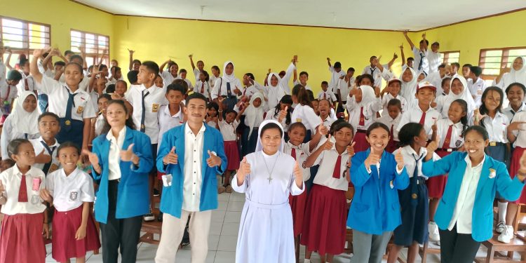 Mahasiswa STIPAS Reinha Larantuka Gelar Pengabdian Masyarakat Wujud Pelayanan Kreatif Pastoral