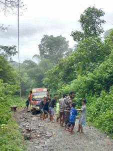 Jalan Rusak Parah, Warga Kebiargga Slatan Ende Rutin Tarik Mobil