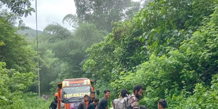 Jalan Rusak Parah, Warga Kebiargga Slatan Ende Rutin Tarik Mobil