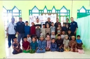 Gerak Bareng dan Yayasan Pesisir Lembata Khitanan Massal di Masjid Darul Ishlah Hoelea