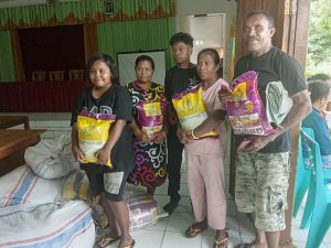 EK LMND Flotim Salurkan Bantuan Sembako Korban Erupsi Lewotobi