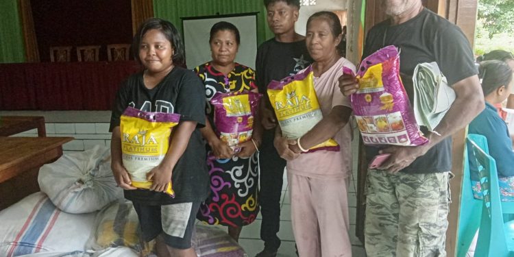 EK LMND Flotim Salurkan Bantuan Sembako Korban Erupsi Lewotobi