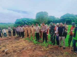 Kapolres Lembata Tanam Jagung Sejuta Hektar Program Prabowo di Desa Rumang