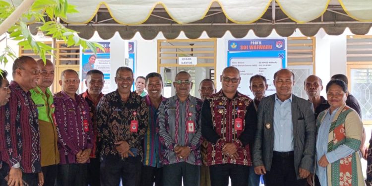 Linus Lusi Hadir Pesta Emas Almamater SDI Waiwaru