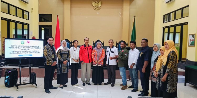 Ketua Pengadilan Agama Lewoleba Tanda Tangan MOU Kerjasama Bantuan Hukum Gratis Dengan Ketua LBH Surya NTT Perwakilan Lembata