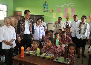 Gubernur NTT Tinjau Makan Bergizi Gratis di SDK St. Yoseph Noelbaki