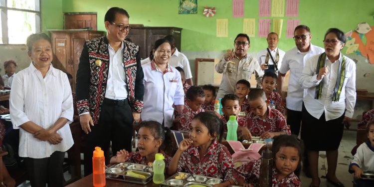 Gubernur NTT Tinjau Makan Bergizi Gratis di SDK St. Yoseph Noelbaki