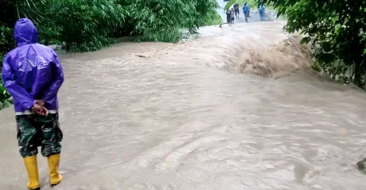 Akibat Hujan Deras Jalur Jalan Pu’ukungu- Maukaro Putus Total