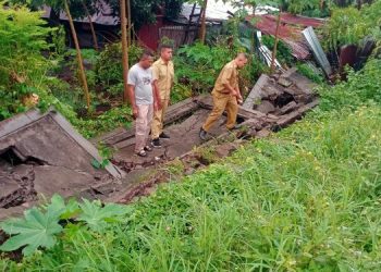 Akibat Hujan Deras Tembok Pagar RSUD Ende Roboh