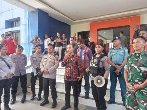 Aksi Pedagang Pasar Alok Tolak Portal di Kantor Bupati Sikka