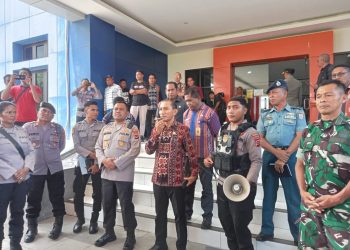 Aksi Pedagang Pasar Alok Tolak Portal di Kantor Bupati Sikka