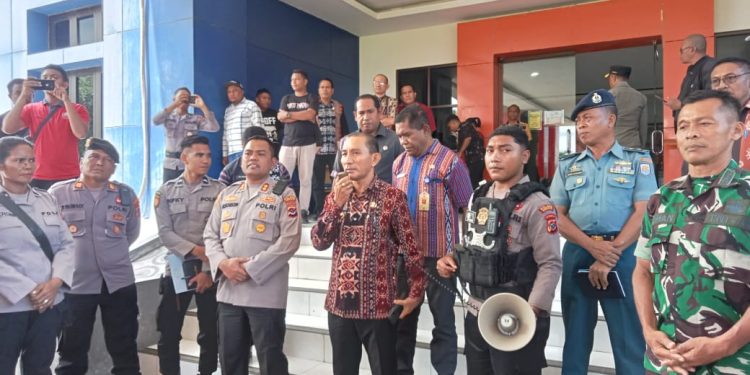 Aksi Pedagang Pasar Alok Tolak Portal di Kantor Bupati Sikka