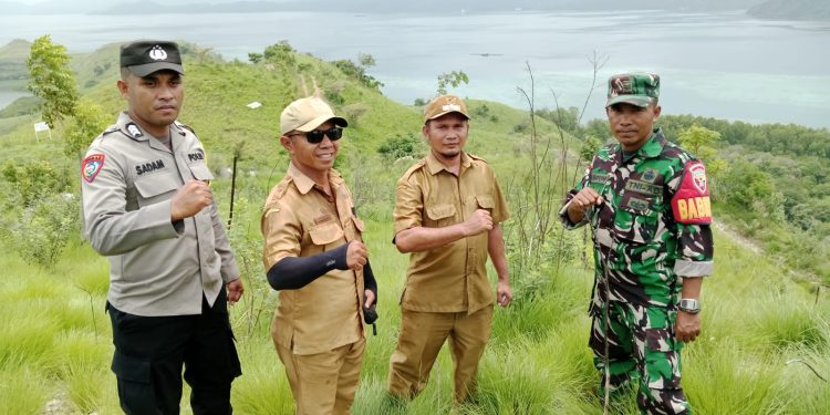 Lurah Labuan Bajo dan Bhabinsa Cek Kebenaran Pembongkaran Portal