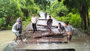 Akses Jalan Putus 5 Desa di Tanjung Bunga Terisolir