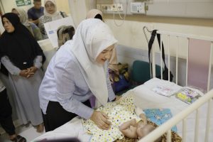Ketua TP PKK  Aceh, Ny. Marlina Muzakir Manaf Jenguk Bayi Penderita Formosis