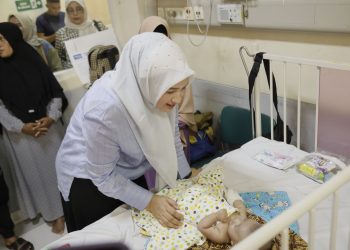 Ketua TP PKK  Aceh, Ny. Marlina Muzakir Manaf Jenguk Bayi Penderita Formosis