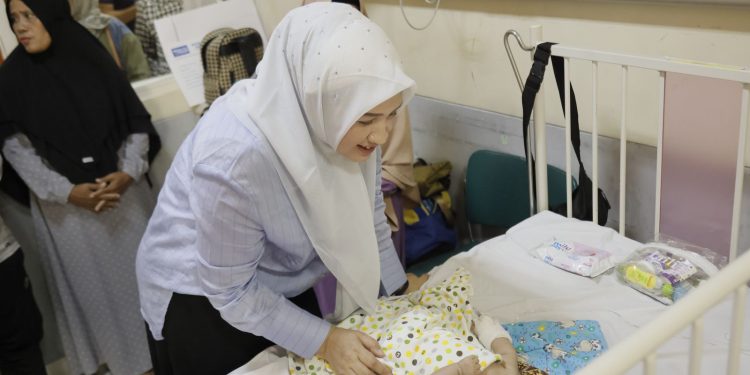 Ketua TP PKK Aceh, Ny. Marlina Muzakir Manaf Jenguk Bayi Penderita Formosis
